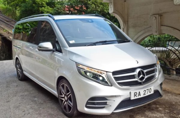 Този Mercedes Van също има огромен фенклуб сред футболните звезди. Те са перфектни за превозван  за една нощ на забавление в града с нает шофьор. Или за прибиране от тренировка, когато по някаква причина Санчо и компания трябва да си пазят краката. Джейдън обича да се движи с такъв из града. Не е известно дали неговият е бил по поръчка, макар че едва ли е пропуснал този шанс. 